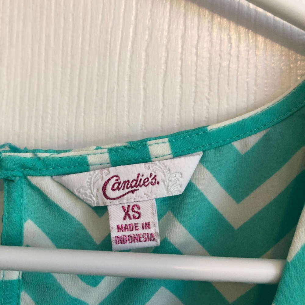 Candie's chevron green & white blouse size XS - Picture 4 of 4